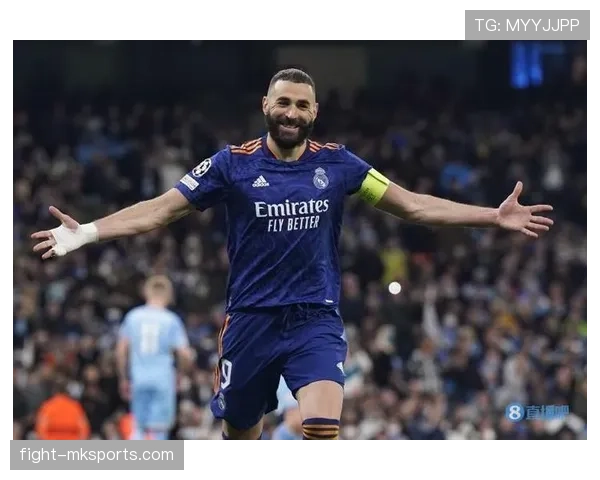 本泽马与莱万对比分析:终结方式与战术角色差异在哪?